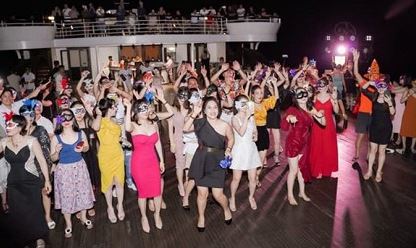 Eros Việt Nam mở tiệc sinh nhật hoành tráng trên du thuyền 5 Sao