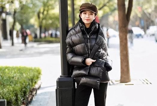 Làm thế nào để mặc áo khoác phao đen nổi bật hơn? Học bologer với những kiểu 'lót trong' ấm áp và thời trang