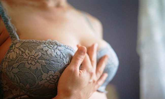 Một người mắc bệnh ung thư sẽ thấy 2 dấu vết kỳ lạ ở ngực, càng khám sớm thì cơ hội điều trị, sống sót càng cao