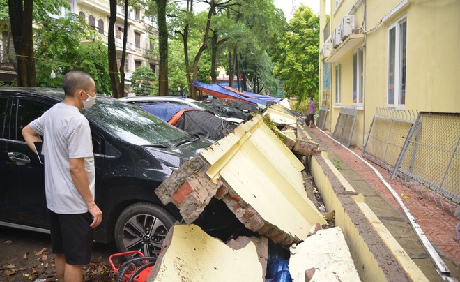 Vụ tường đổ đè bẹp 12 ô tô ở Hà Nội: Ai chịu trách nhiệm đền bù thiệt hại?