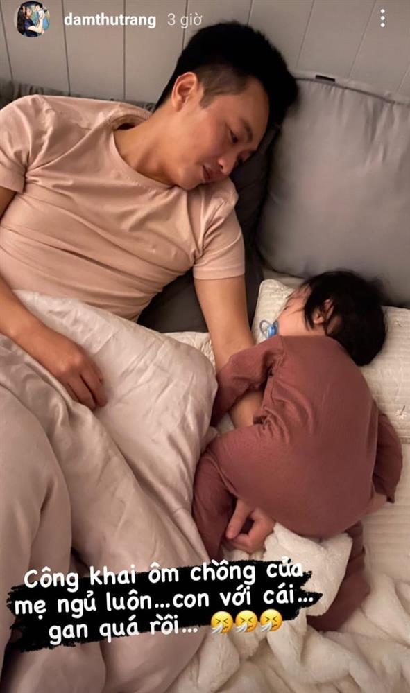 Đàm Thu Trang ghen ra mặt khi Suchin dám ôm chồng mẹ ngủ