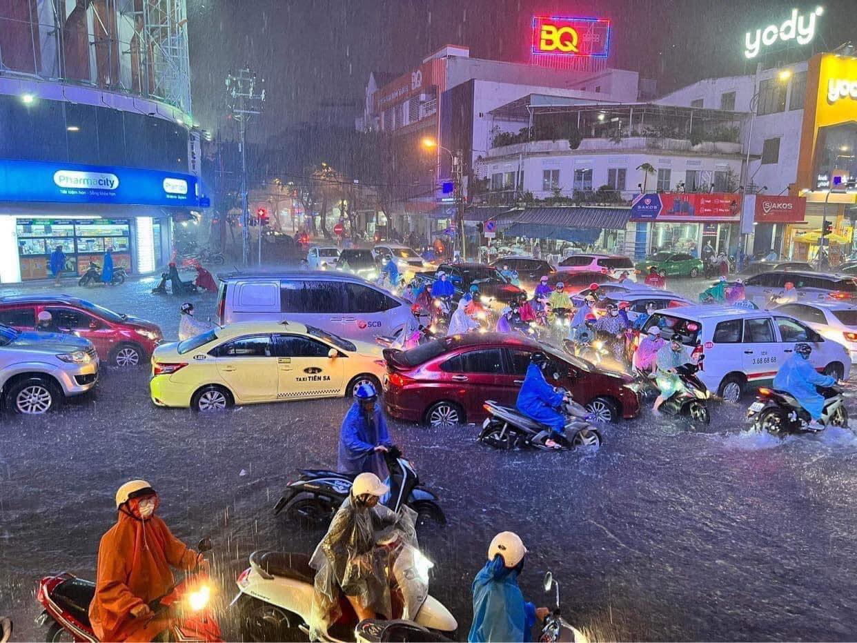Đà Nẵng, Thừa Thiên Huế ngập nặng: Mưa lớn kéo dài đến khi nào?