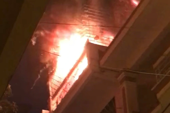 Lửa cháy lớn tại tầng tum ngôi nhà 4 tầng ở Hà Nội