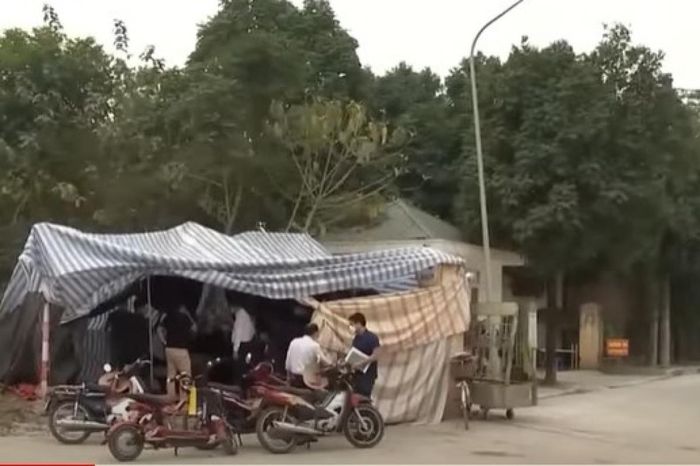 Người dân chặn xe vào bãi rác Xuân Sơn khiến hàng nghìn tấn rác ùn ứ