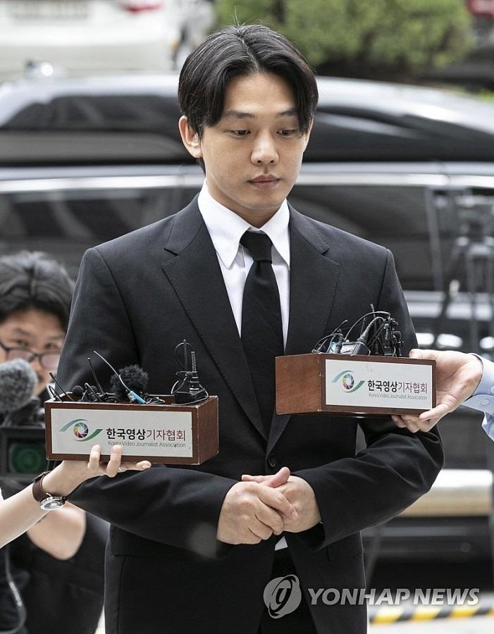 Tài tử Yoo Ah In cùng bạn trai tin đồn bị áp giải tới trại giam