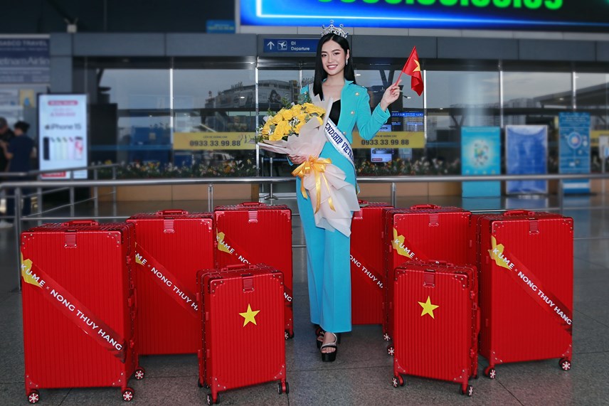 Hoa hậu Nông Thuý Hằng mang 70 kg hành lý đi thi quốc tế