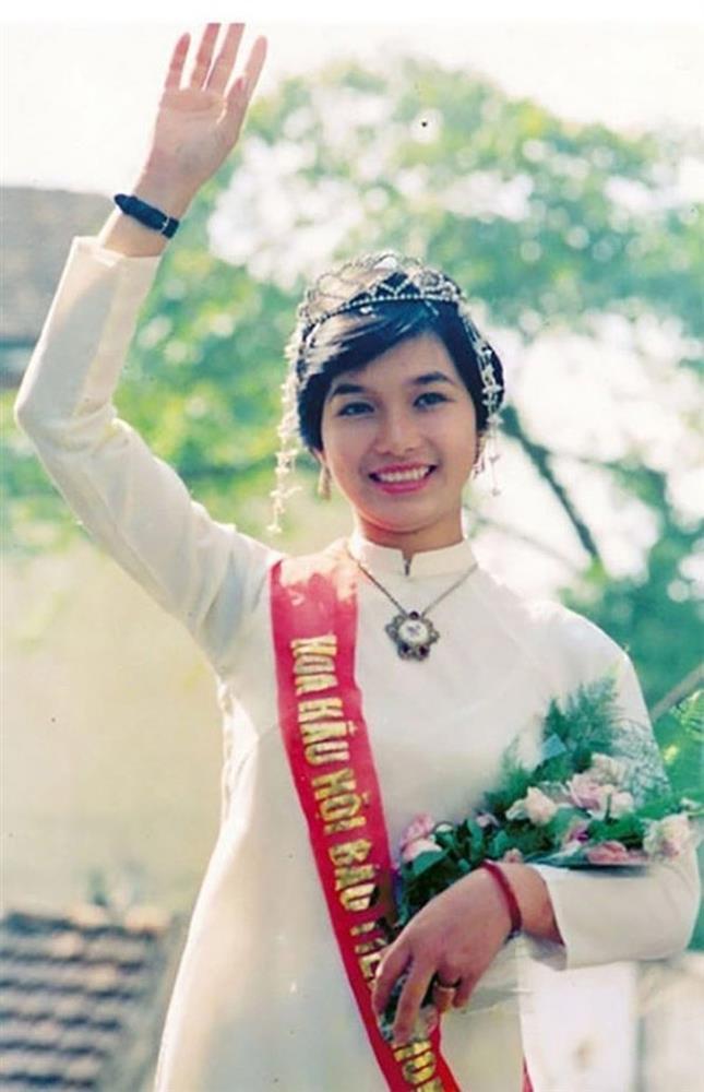 Hoa hậu Việt Nam đầu tiên tuổi 53 hạnh phúc bên chồng tiến sĩ và các con